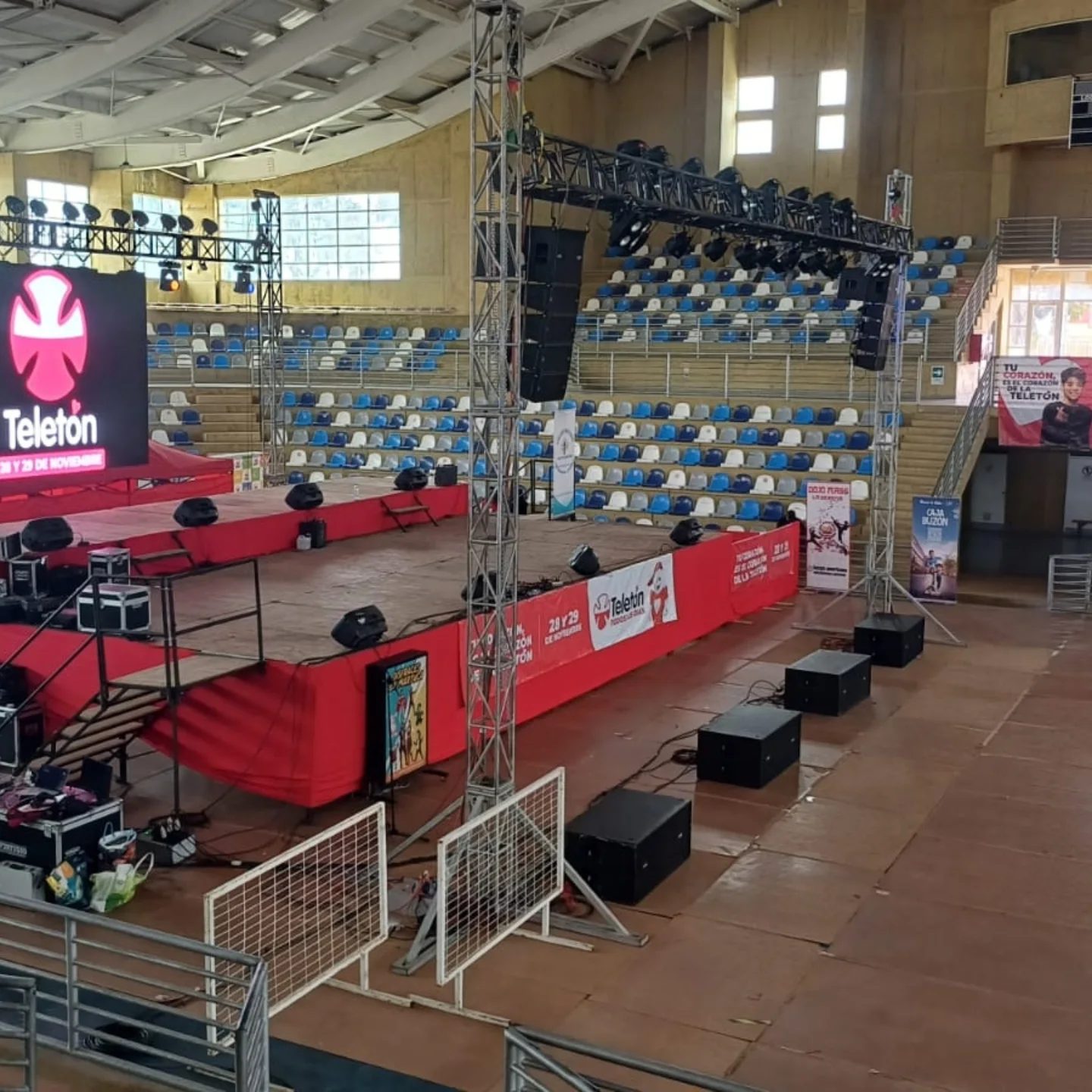 Escenario con truss, line array e iluminación montado para la Teletón en Coquimbo
