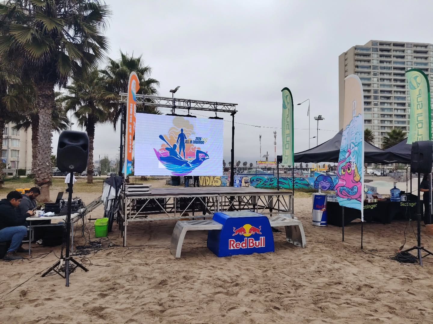 Montaje de pantalla LED, sonido y escenario en evento de playa Red Bull All In Coquimbo
