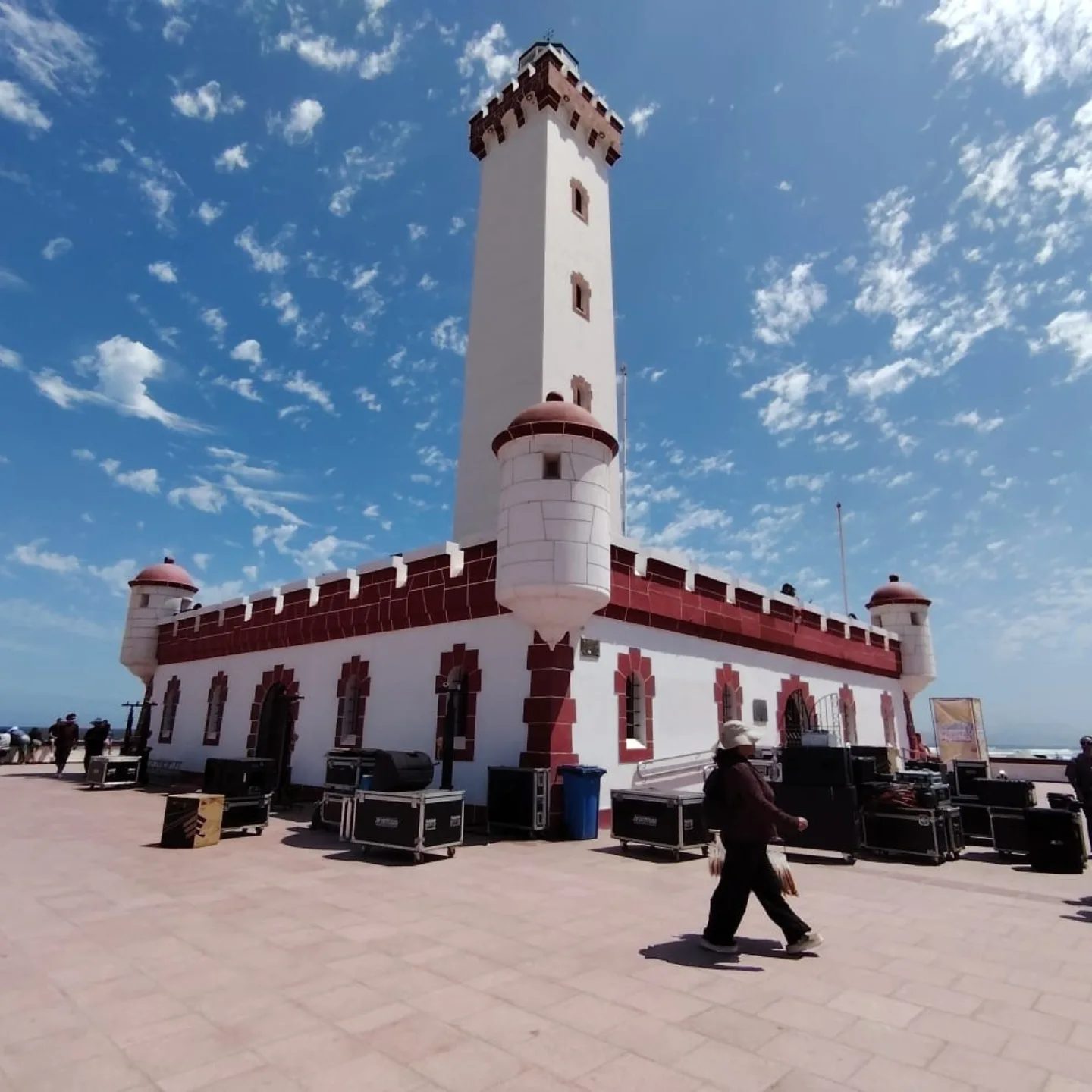Equipos de producción y road cases junto al Faro Monumental de La Serena